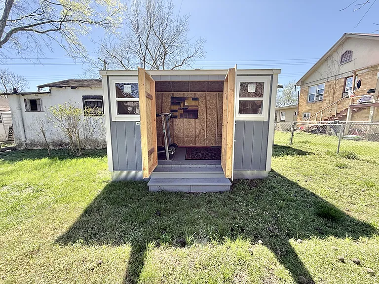 305 Beard St — Photo 22