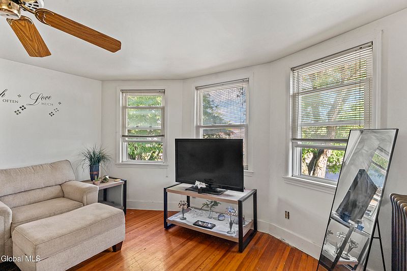 4th image of 145 Ontario Street