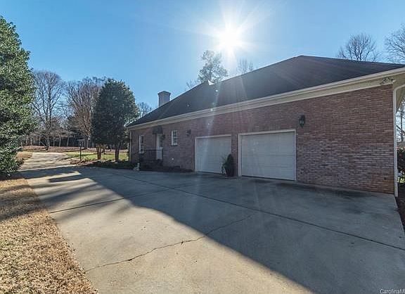 3rd image of 402 Glen Arbor Dr