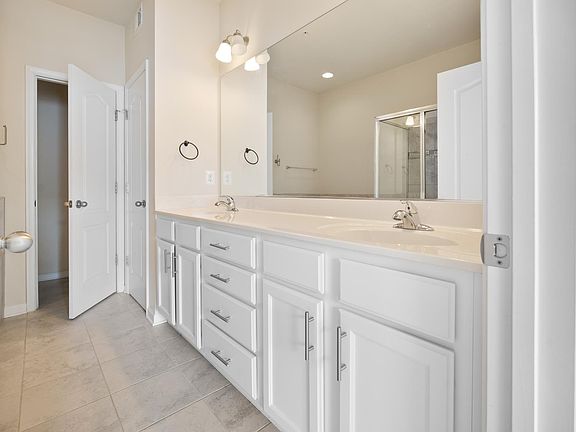 5th image of 829 Jarrett Ln