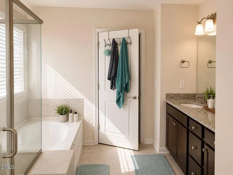 328 Villanova Dr — Photo 17