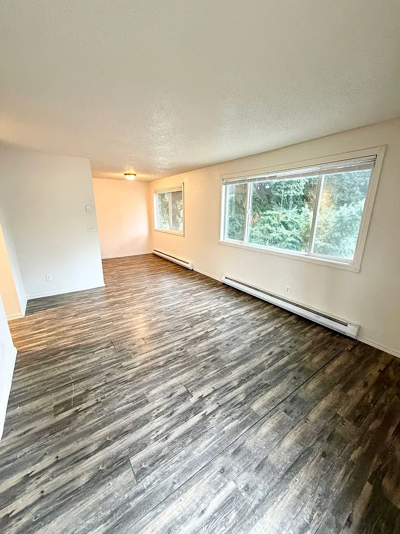 2 Bedroom, 1 Bath Duplex With Garage! — Photo 2