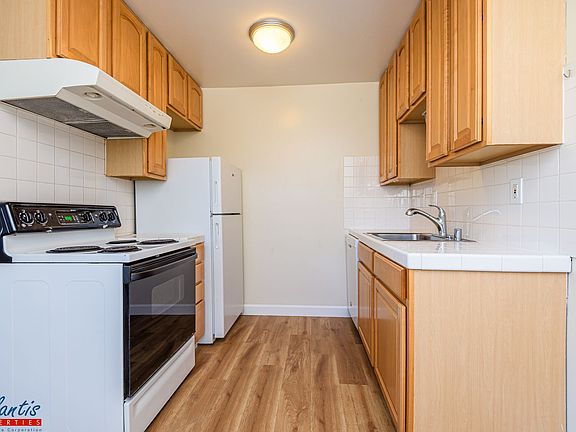 4th image of 694 Grand Coulee Ave APT 1