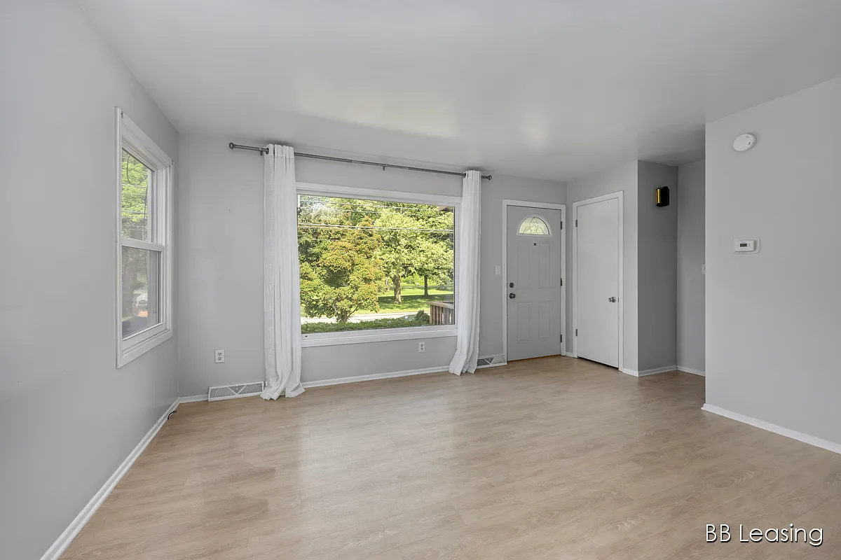 2048 Monroe Ave NW — Photo 4