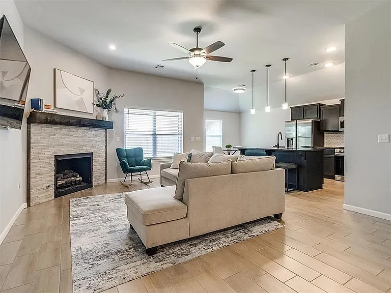 1004 Acacia Creek Dr — Photo 5