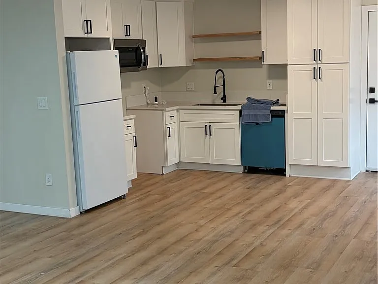 134 E M St — Photo 7