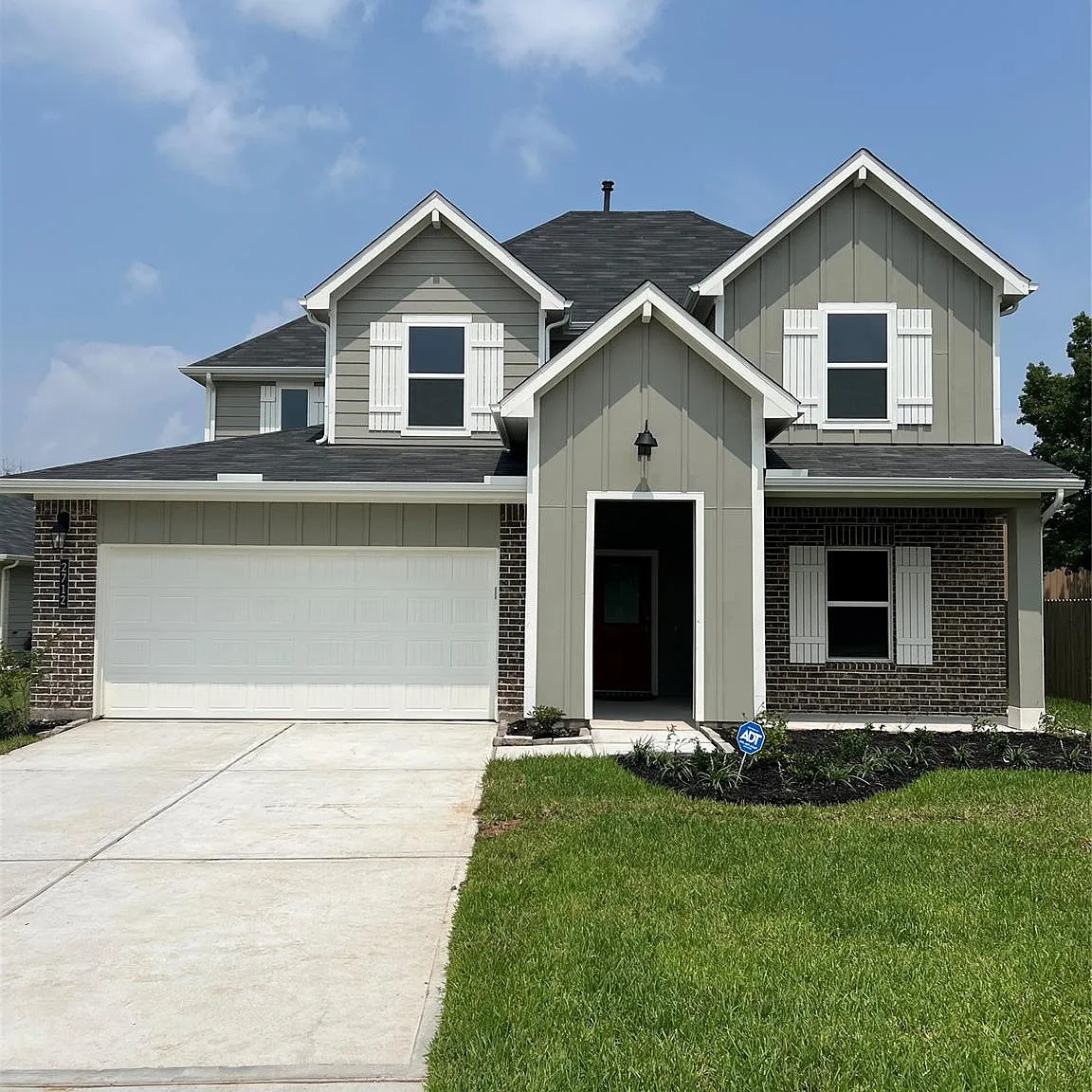 4 bed, 2.5 bath, 2452 sqft, $2,700 — Photo 2