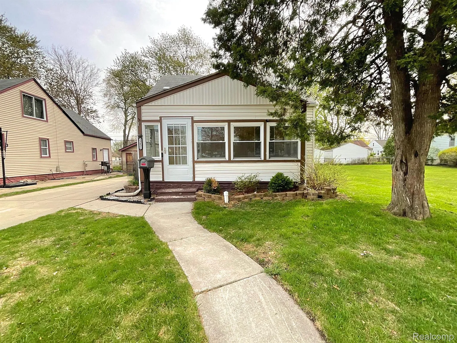 23432 Cayuga Ave photo 1