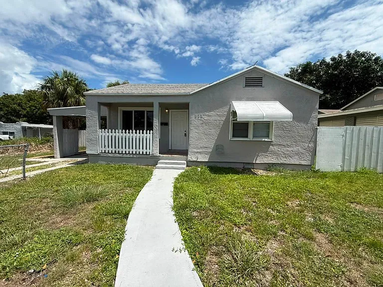 933 30th Ct — Photo 1