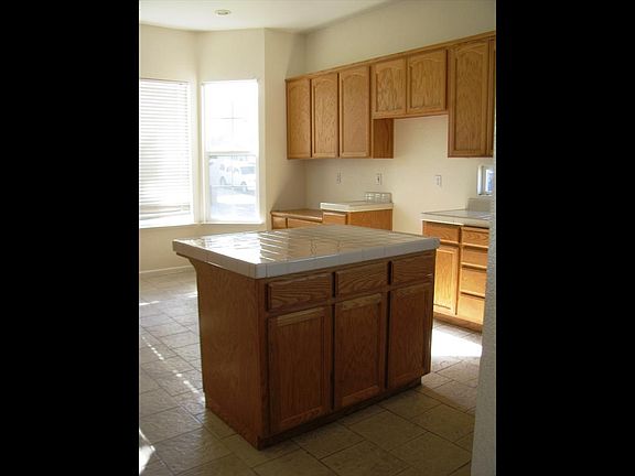4th image of 127 Fieldstone Ct