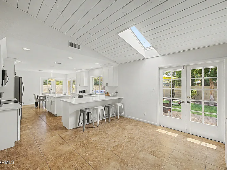 2445 S Catarina — Photo 9