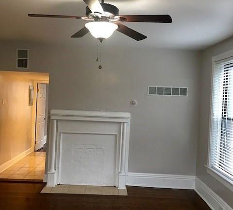 Living room Mantel