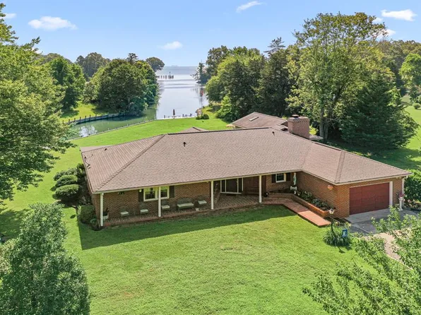 77 Kent Cove Rd, Kilmarnock, VA 22482