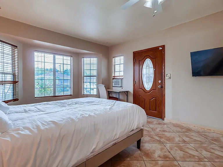 Huge room with private entrance - formerly livingroom