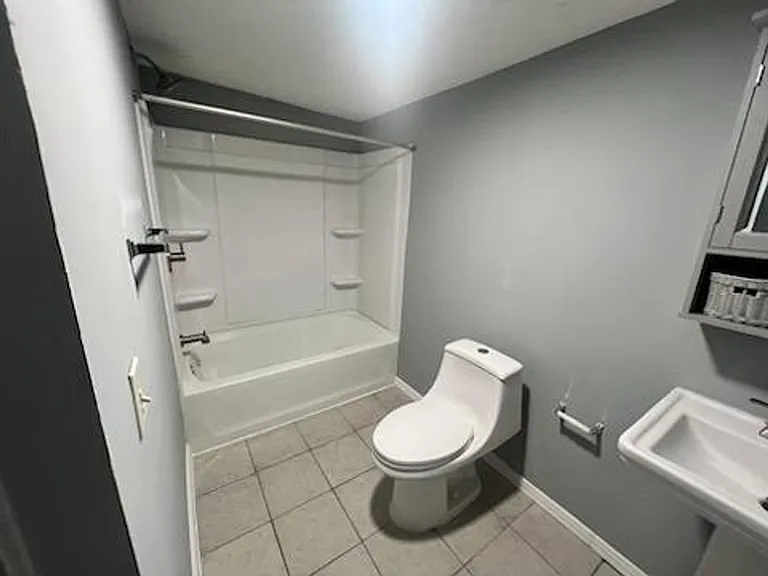 221 E Bell St — Photo 11