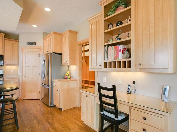 5th image of 982 Woodview Cir
