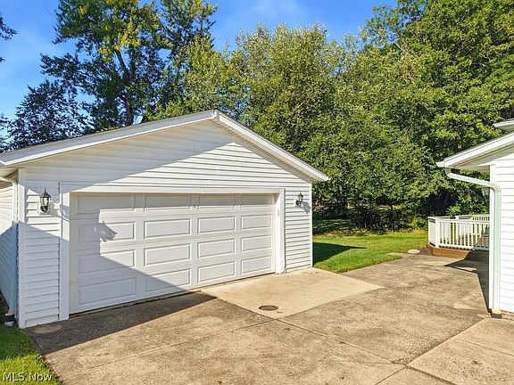3rd image of 14924 Carol Dr