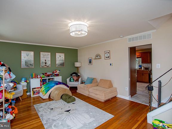 5th image of 277 Edwards Dr
