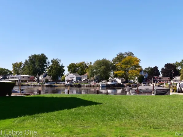 30612 Island Dr, Gibraltar, MI 48173