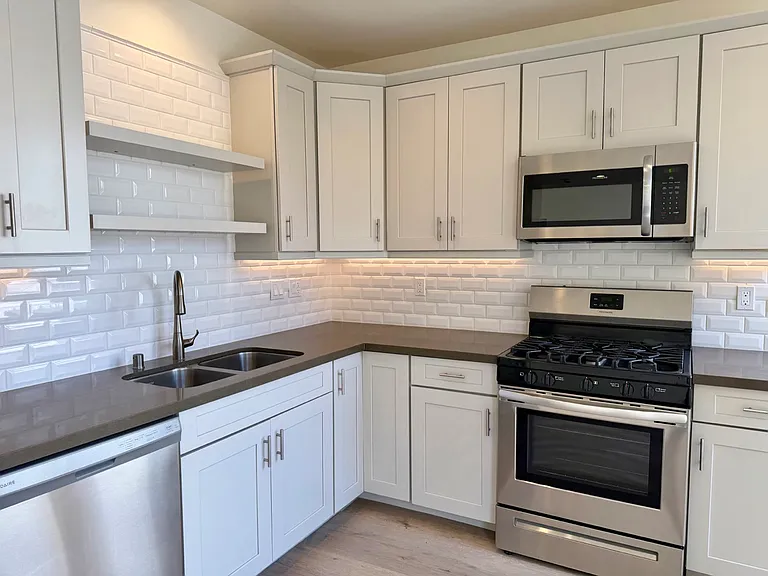 314 W 6th St #501 — Photo 5