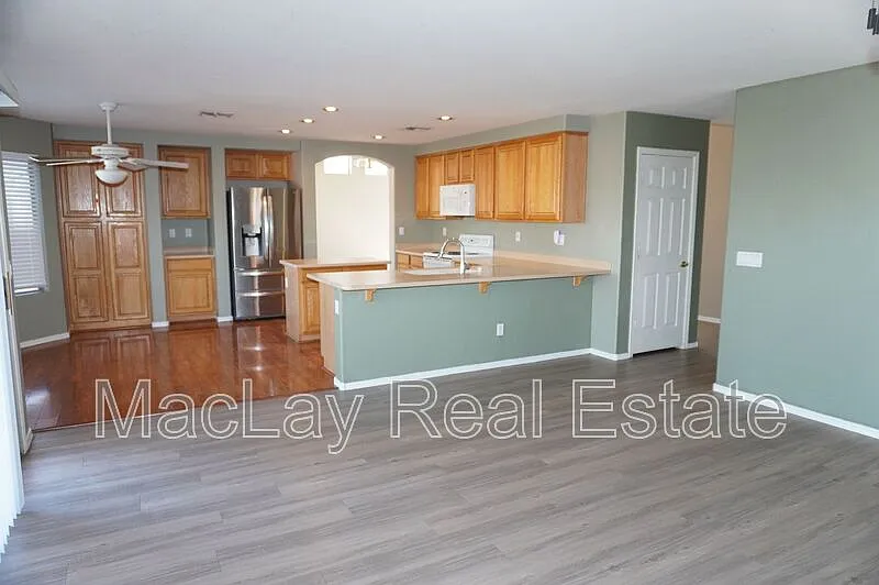 5 bed, 3.0 bath, 2350 sqft, $2,950 — Photo 4