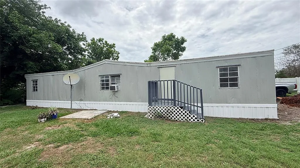 2 bed, 1.0 bath, 792 sqft, $1,100 — Photo 1
