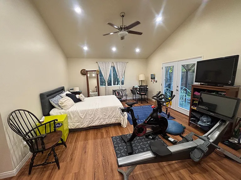 22742 Burbank Blvd — Photo 10