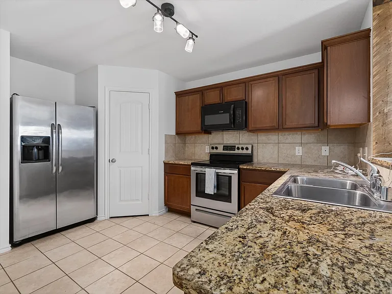 802 Platinum Dr — Photo 6