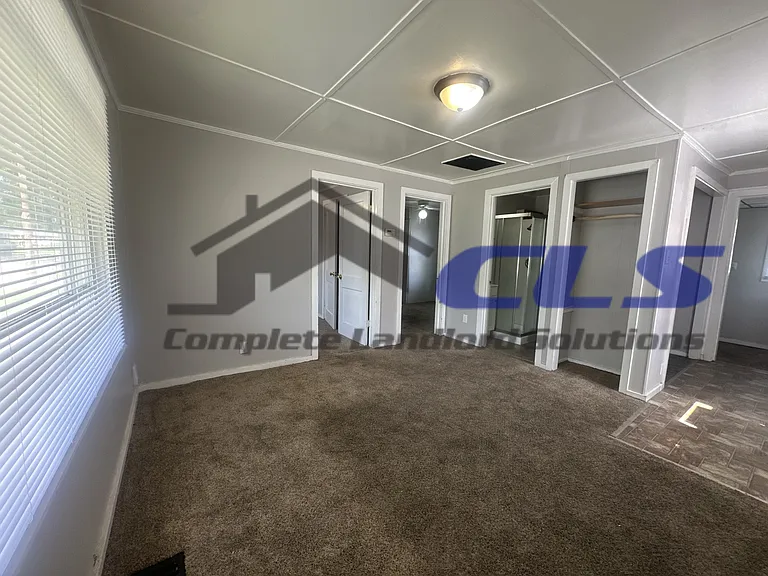 916 Kussner St #916 — Photo 3