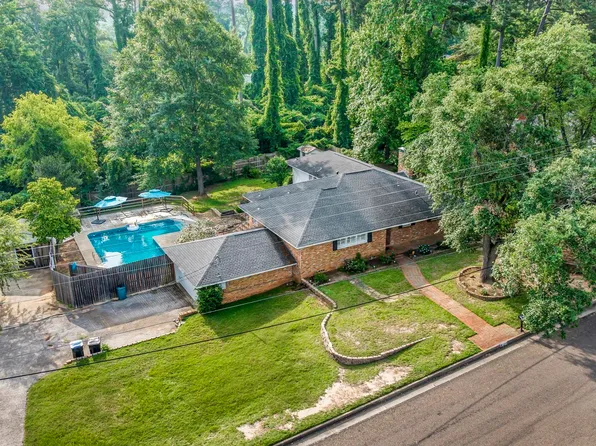 1900 W Hoyt Dr, Longview, TX 75601