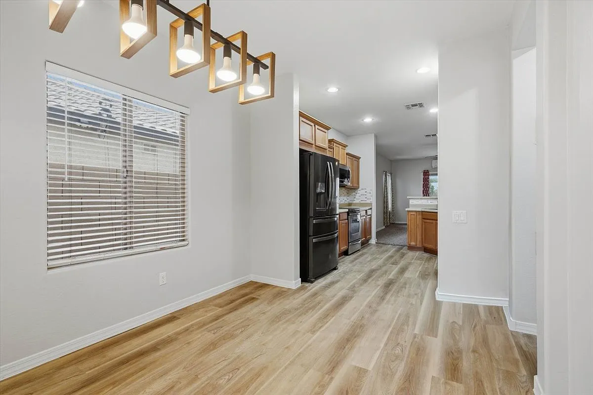 4 bed, 1638 sqft, $2,395 — Photo 2