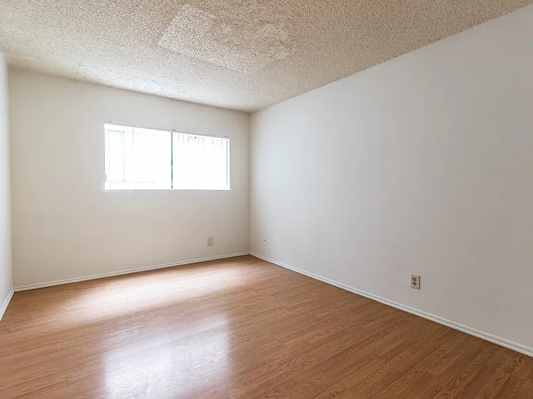 10845 Camarillo St #105 — Photo 19