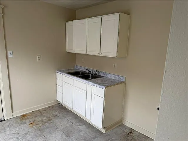 2247 N Galvez St — Photo 8