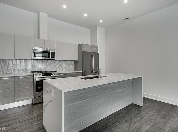 5th image of 2633 W Armitage Ave #1