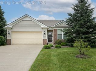 9385 Sand Hill Dr, Grand Blanc, MI 48439