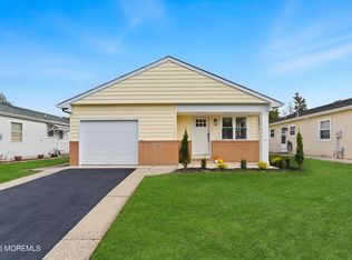 18 Banning Ct, Toms River, NJ 08757
