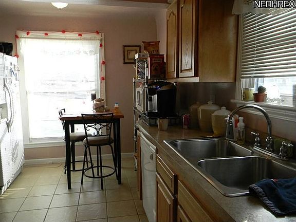 3rd image of 1010 Wexford Ave