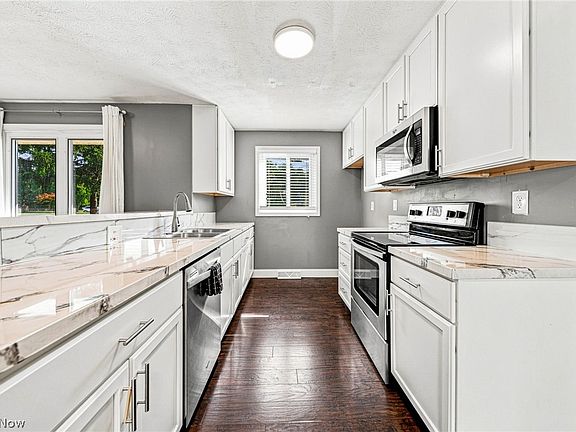 5th image of 15700 Pinewood Dr