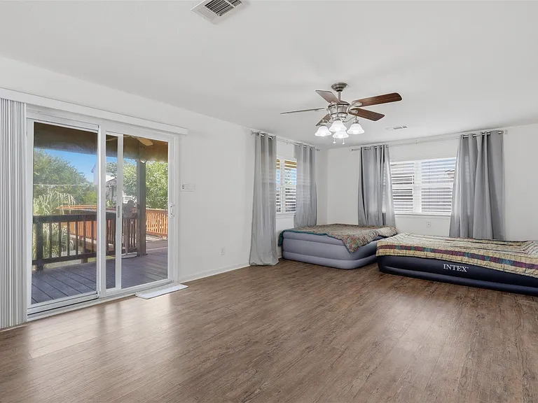 375 Ling St — Photo 5