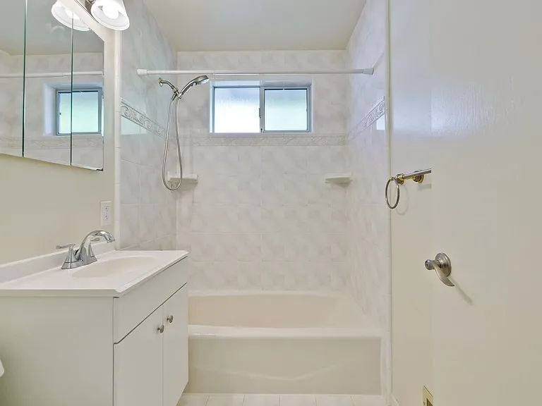 4712 Clarendon Dr — Photo 10