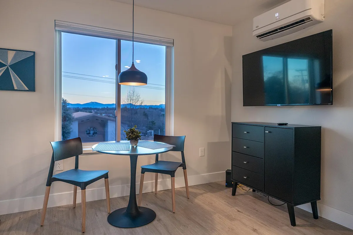 Mountain views, blackout window blinds, large screen smart tv with cable included - 1212 South St #204