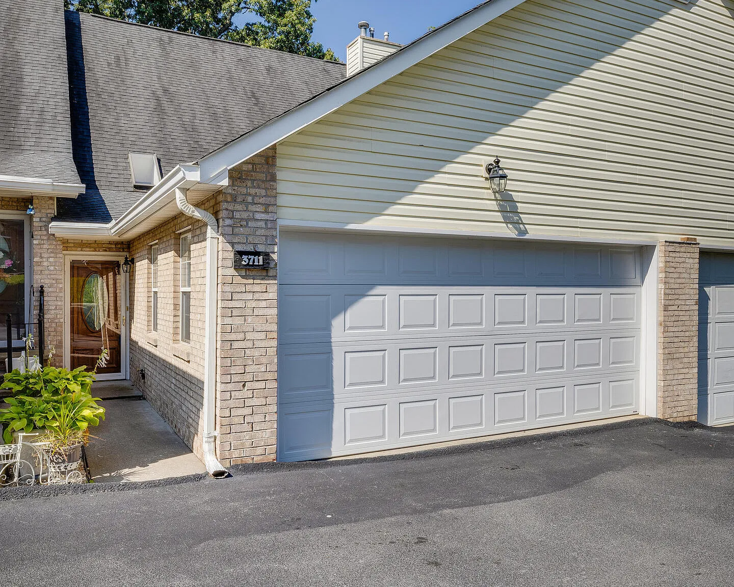 4 bed, 2.5 bath, 2010 sqft, $2,000 — Photo 2