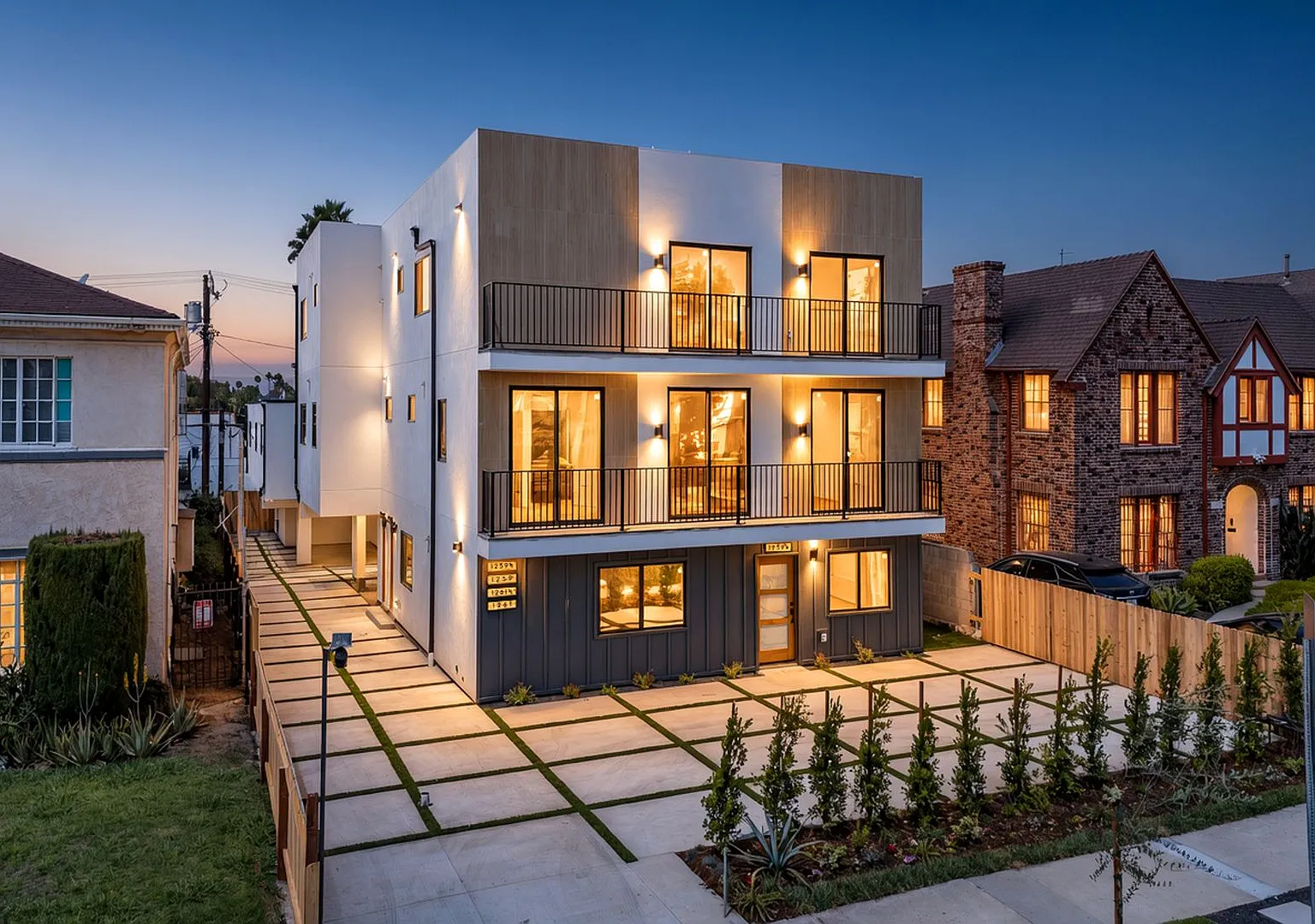 Luxury Townhomes In Prime Location — Photo 4