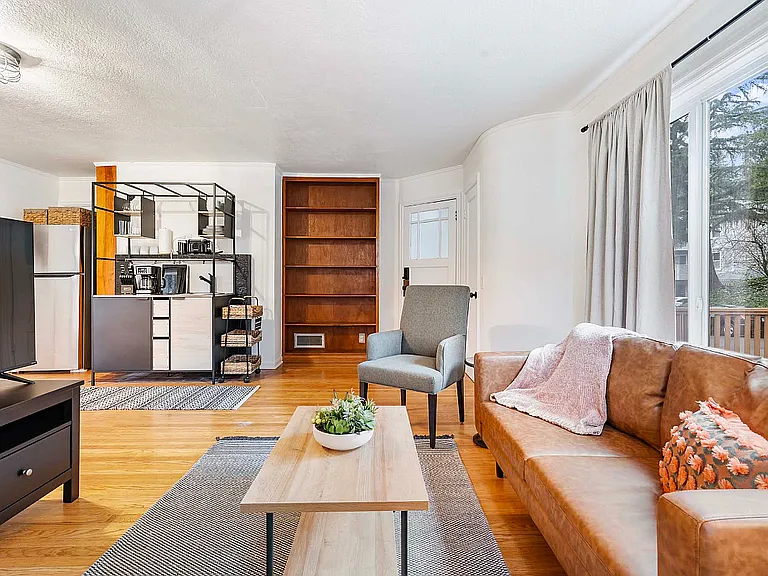 1104 SW Gaines St #B — Photo 2