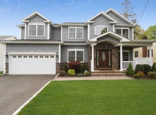 7 Midwood Dr, Plainview, NY 11803
