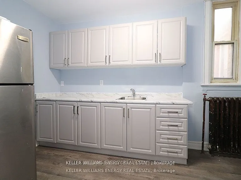 84 Simcoe St N #1 — Photo 1