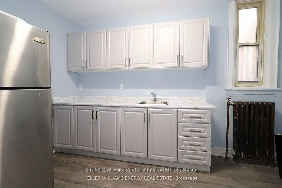 84 Simcoe St N #1