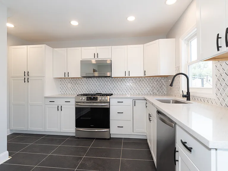 1170 Gruber Ave — Photo 2