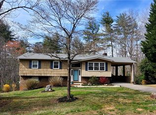 101 Tanglewood Dr, Mount Airy, NC 27030