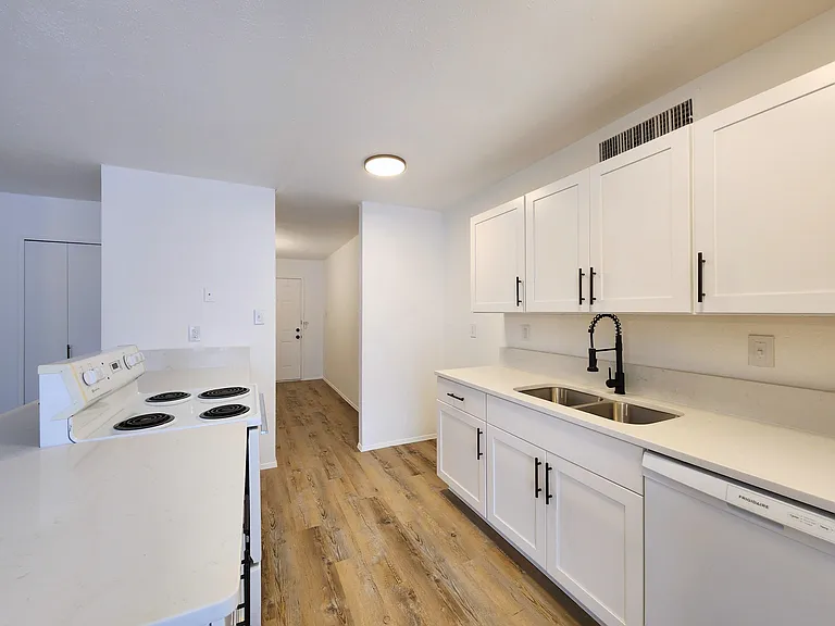 5541 Ragan Dr — Photo 7